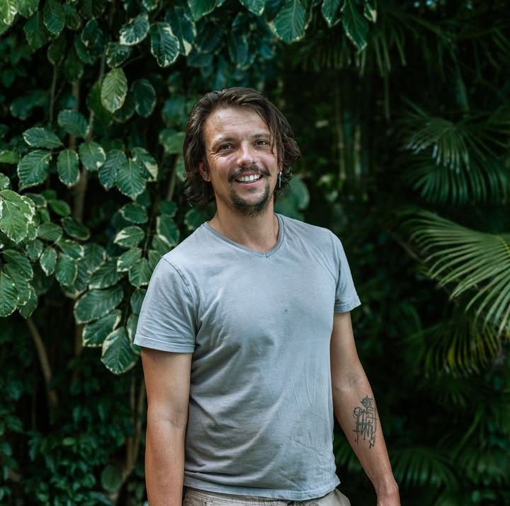 Clément, masseur, dans son jardin au Tampon